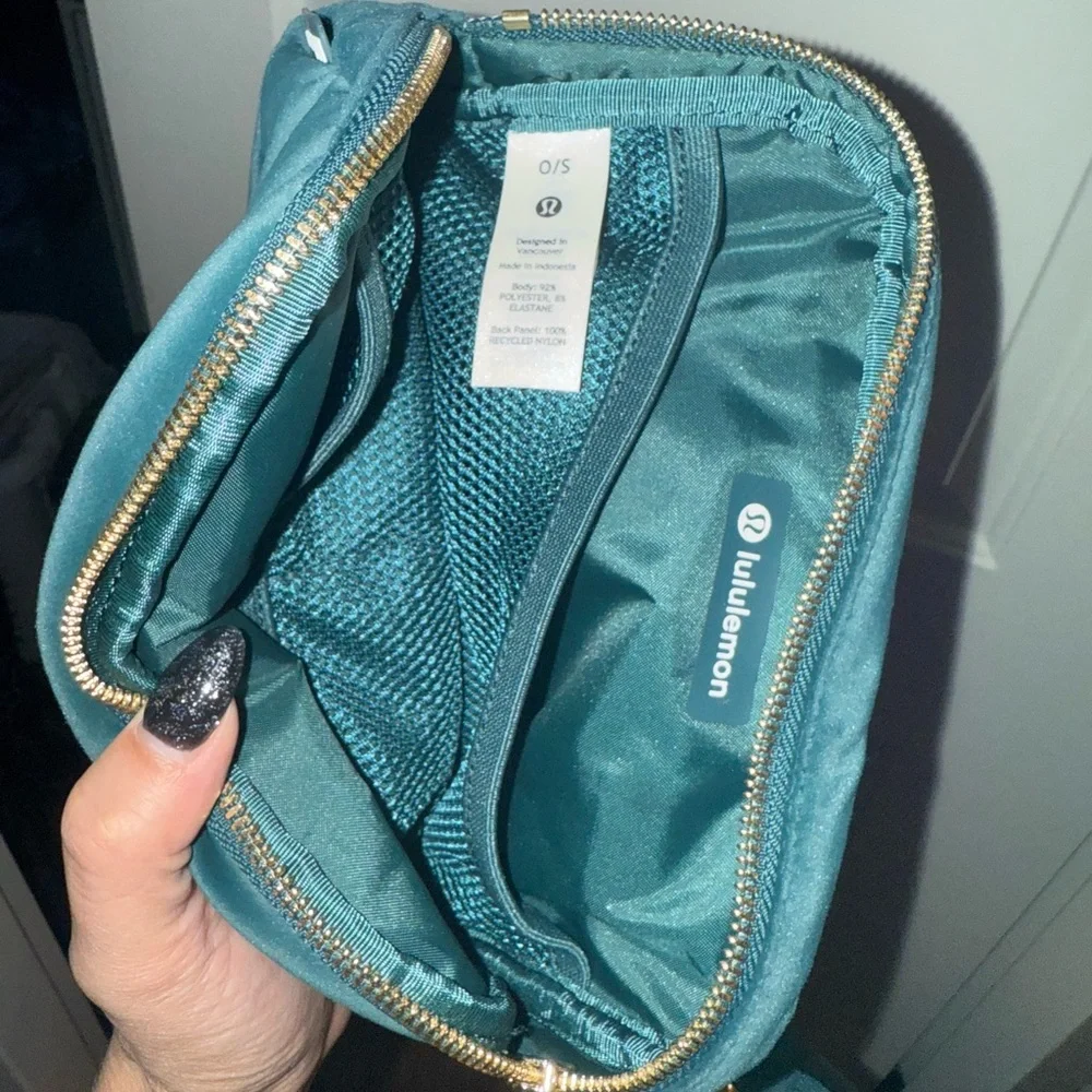 Lululemon Teal Velvet Everywhere Belt Bag 1L - Picture 2 of 2